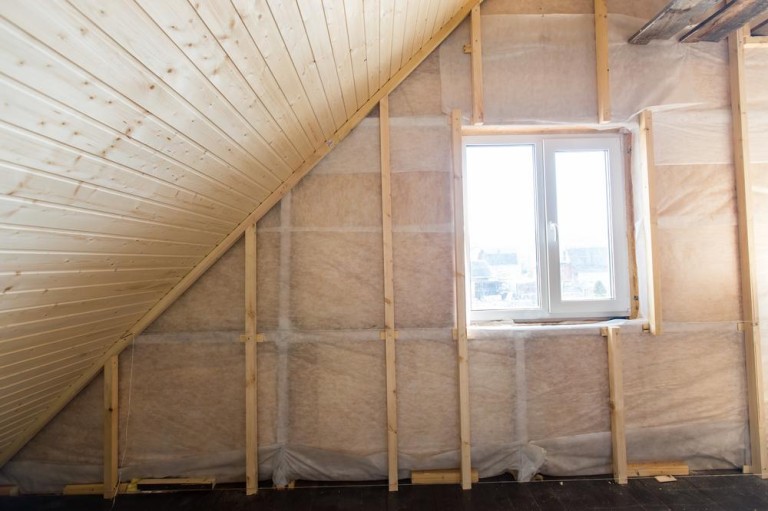 Comment réussir l'isolation des combles à Vivaise ?